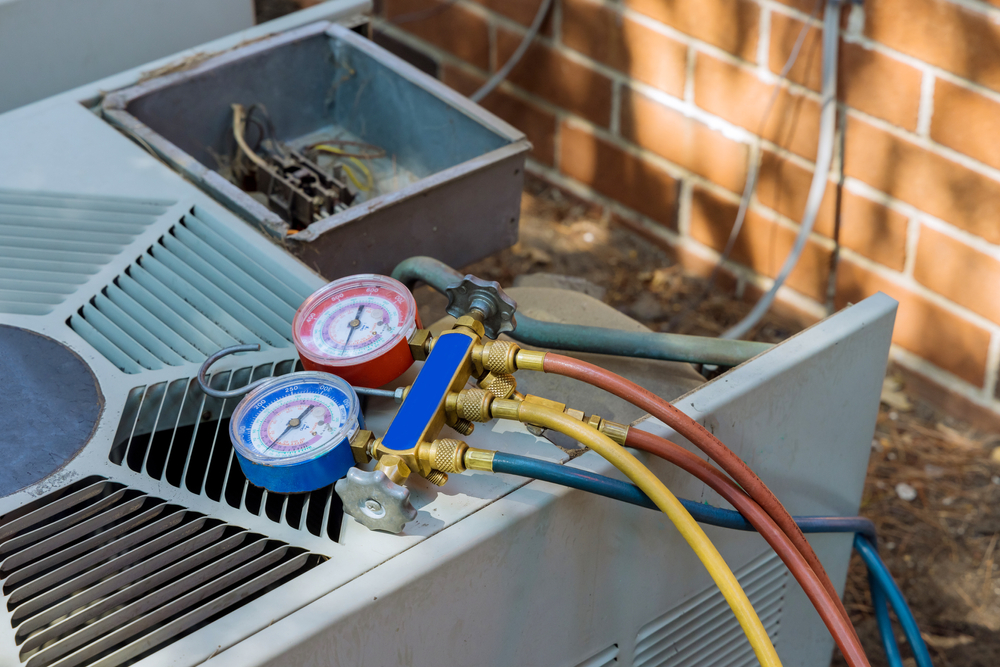 Air,Conditioning,For,Technician,Is,Checking,Air,Conditioner,Measuring,Equipment